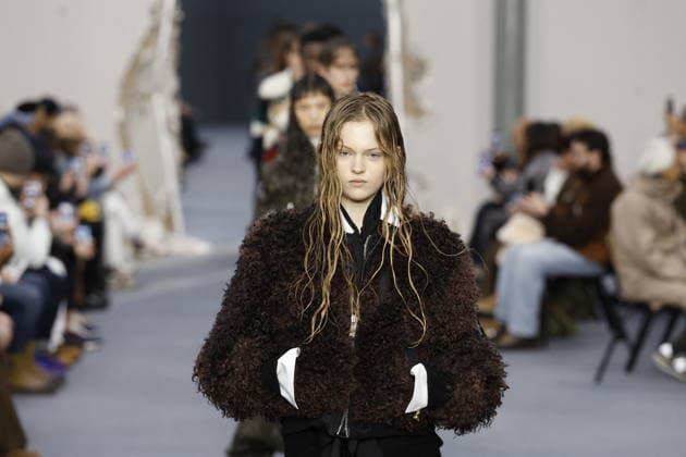 Défilé Sacai Collection Homme Prêt à Porter Automne Hiver 2026 2027 lors de la Fashion Week de Paris, le 25 janvier 2026 Sacai Fashion Show Men Ready to Wear Fall Winter 2026 2027 Collection , during Paris Fashion Week on january 25th 2026 Paris France  Copyright: xAgencex xBestimagexAgencex xBestimagex