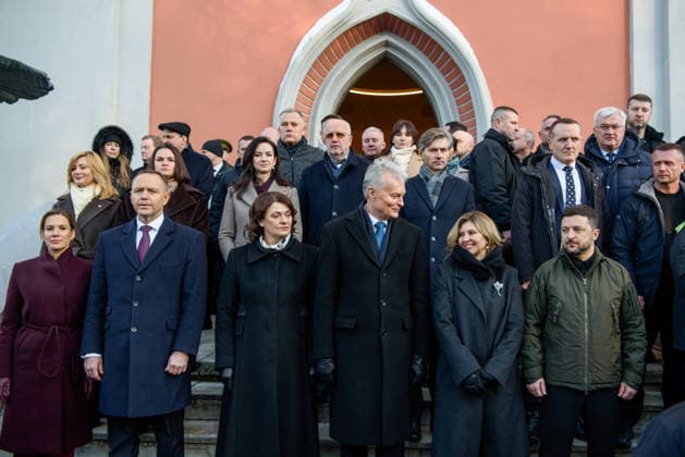 Zelenskyy and Nawrocki visit Vilnius,Lithuania - 25 JAN 2025. Polish President Karol Nawrocki, Ukrainian President Volodymyr Zelenskyy, Lithuanian President Gitanas Nauseda and First Ladies Diana Nausediene, Olena Zelenska, Marta Nawrocka seen posing to the photographers after the commemoration of the 1863 uprising at the Old Rasai Cemetery. Polish President Karol Nawrocki, Ukrainian President Volodymyr Zelenskyy, and Lithuanian President Gitanas Nauseda met in Vilnius on Sunday to mark the 163rd anniversary of the January Uprising. The leaders, accompanied by the First Ladies, took part in commemorative events including a solemn Mass at Vilnius Cathedral and wreath-laying ceremonies at the Old Rasai Cemetery, honoring the 1863–1864 upris Copyright: xYauhenxYerchakx zelenskyy_nawrocki_vilnius_MVS_0382