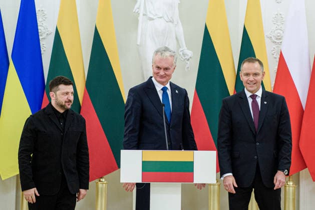 Zelenskyy and Nawrocki visit Vilnius,Lithuania - 25 JAN 2025. Polish President Karol Nawrocki , Ukrainian President Volodymyr Zelenskyy , Lithuanian President Gitanas Nauseda seen during the joint press-conference in the Presidential Palace. Polish President Karol Nawrocki, Ukrainian President Volodymyr Zelenskyy, and Lithuanian President Gitanas Nauseda met in Vilnius on Sunday to mark the 163rd anniversary of the January Uprising. The leaders, accompanied by the First Ladies, took part in commemorative events including a solemn Mass at Vilnius Cathedral and wreath-laying ceremonies at the Old Rasai Cemetery, honoring the 1863–1864 uprising against the Russian Empire. Within the Lublin Triangle framework, the presidents also discussed reg Copyright: xYauhenxYerchakx zelenskyy_nawrocki_vilnius_MVS_0862