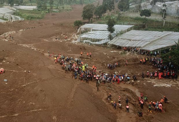 Indonesia landslide death toll climbs to 25 as dozens still missing WEST JAVA, INDONESIA - JANUARY 26 : An aerial view of a landslide that buried dozens of houses and plantations, leaving dozens of victims, that occurred at around 2 a.m. on Saturday (January 24) in Bandung Regency, West Java, Indonesia, photographed on January 26, 2026. The landslide was caused by heavy rain, and landslide activity upstream along the slope formed a natural dam, blocking the flow of water and sediment until it eventually broke, triggering a flow of mud mixed with sand, rocks and wood downstream. As a result, the affected homes were not damaged at the landslide site itself, but by the debris carried downstream through the river channel. Dasril Roszandi Anad  Copyright: x2026xAnadoluxDasrilxRoszandix
