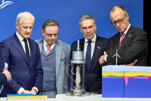 Jonas Gahr Store, Bart De Wever, Dick Schoof und Friedrich Merz beim Treffen der Regierungschef zum 3. internationalen Nordsee-Gipfel 2026 im Cruise Ship Center Baakenhöft und einem Besuch auf dem Mehrzweckschiff Neuwerk . Ziel des Gipfels ist es, den grenzüberschreitenden Ausbau der Offshore-Windenergie, den Wasserstoffmarkt und zugleich eine leistungsfähige und vernetzte Offshore-Infrastruktur im gesamten Nordseeraum weiter voranzutreiben. Hamburg, 26.01.2026 *** Jonas Gahr Store, Bart De Wever, Dick Schoof and Friedrich Merz at the meeting of heads of government for the 3rd International North Sea Summit 2026 at the Cruise Ship Center Baakenhöft and a visit to the multi-purpose vessel Neuwerk The aim of the summit is to further promo Foto:xU.xStammx xFuturexImagex nordsee_gipfel_6197