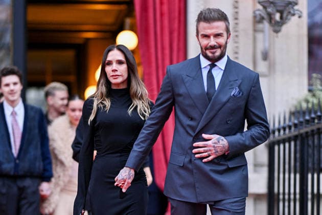Victoria Beckham and her husband David Beckham Victoria Beckham, accompanied by her family, leaving the Hotel La Réserve to go to the Ministry of Culture to be made a Knight of the Order of Arts and Letters in Paris, France, on January 26, 2026 Yehiel Chekroune Bestimage Victoria Beckham, accompanied by her family, leaving the Hotel La Réserve to go to the Ministry of Culture to be made a Knight of the Order of Arts and Letters in Paris, France, on January 26, 2026 Paris France Copyright: xYehielxChekrounex xBestimagexYehielxChekrounex xBestimagex