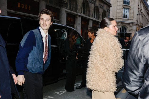 Cruz Beckham and his partner Jackie Apostel Victoria Beckham, accompanied by her family, arrives at the Ministry of Culture to be elevated to the rank of Knight of the Order of Arts and Letters in Paris, France, on January 26, 2026 Cyril Moreau Bestimage Victoria Beckham, accompanied by her family, arrives at the Ministry of Culture to be elevated to the rank of Knight of the Order of Arts and Letters in Paris, France, on January 26, 2026 Paris France Copyright: xCYRILxMOREAUx xBESTIMAGExCYRILxMOREAUx xBESTIMAGEx