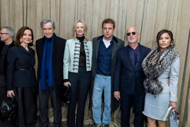 Bernard Arnault, Delphine Arnault , Jonathan Anderson J W Anderson , Jeff Bezos et sa femme Lauren Sánchez Greeting au défilé Dior Collection Haute Couture Printemps Eté 2026 lors de la Fashion Week de Paris PFW , au musée Rodin, à Paris, France, le 26 janvier 2026 Olivier Borde Bestimage Greetings Dior Spring Summer 2026 Haute Couture Collection show during Paris Fashion Week PFW , at the Rodin Museum, in Paris, France, on January 26, 2026 Paris France Copyright: xOLIVIERxBORDEx xBESTIMAGExOLIVIERxBORDEx xBESTIMAGEx