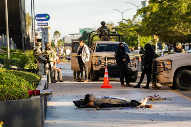 Body found with narco-messages in commercial area of Culiacan in Mexico SINALOA, MEXICO - JANUARY 26: (EDITOR S NOTE: Image depicts death) A man is found dead, tortured, and with the skin removed from his face in front of the Cuatro Rios shopping plaza, located in the main commercial area of Culiacan, as the Mexican Army secures the area until investigations are completed, in Sinaloa, Mexico, on January 26, 2026. Three narco-messages written on banners, along with additional mutilated body parts belonging to the victim, are found next to the body. Jesus Verdugo Anadolu Culiacan Mexico. Editorial use only. Please get in touch for any other usage. Copyright: x2026xAnadoluxJesusxVerdugox