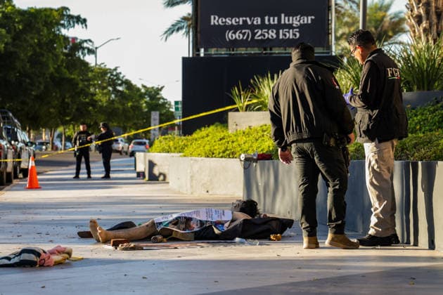 Body found with narco-messages in commercial area of Culiacan in Mexico SINALOA, MEXICO - JANUARY 26: (EDITOR S NOTE: Image depicts death) A man is found dead, tortured, and with the skin removed from his face in front of the Cuatro Rios shopping plaza, located in the main commercial area of Culiacan, as the Mexican Army secures the area until investigations are completed, in Sinaloa, Mexico, on January 26, 2026. Three narco-messages written on banners, along with additional mutilated body parts belonging to the victim, are found next to the body. Jesus Verdugo Anadolu Culiacan Mexico. Editorial use only. Please get in touch for any other usage. Copyright: x2026xAnadoluxJesusxVerdugox