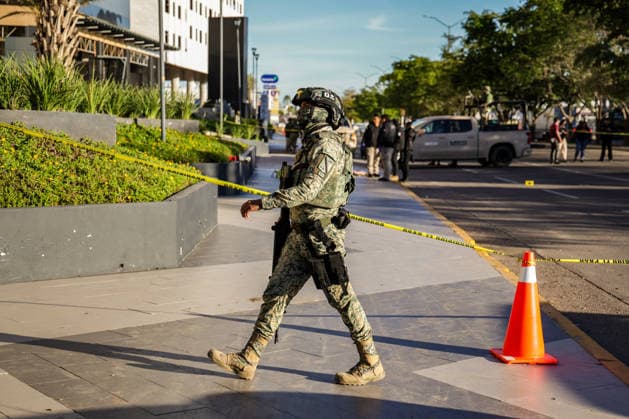 Body found with narco-messages in commercial area of Culiacan in Mexico SINALOA, MEXICO - JANUARY 26: A man is found dead, tortured, and with the skin removed from his face in front of the Cuatro Rios shopping plaza, located in the main commercial area of Culiacan, as the Mexican Army secures the area until investigations are completed, in Sinaloa, Mexico, on January 26, 2026. Three narco-messages written on banners, along with additional mutilated body parts belonging to the victim, are found next to the body. Jesus Verdugo Anadolu Culiacan Mexico. Editorial use only. Please get in touch for any other usage. Copyright: x2026xAnadoluxJesusxVerdugox