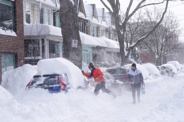 Aftermath of the Snowstorm in Toronto TORONTO, CANADA - JANUARY 26 : A man clears snow of a car after a heavy snowfall in Toronto, Ontario, Canada on January 26, 2026. Mert Alper Dervis Anadolu Ontario Canada. Editorial use only. Please get in touch for any other usage.  Copyright: x2026xAnadoluxMertxAlperxDervisx