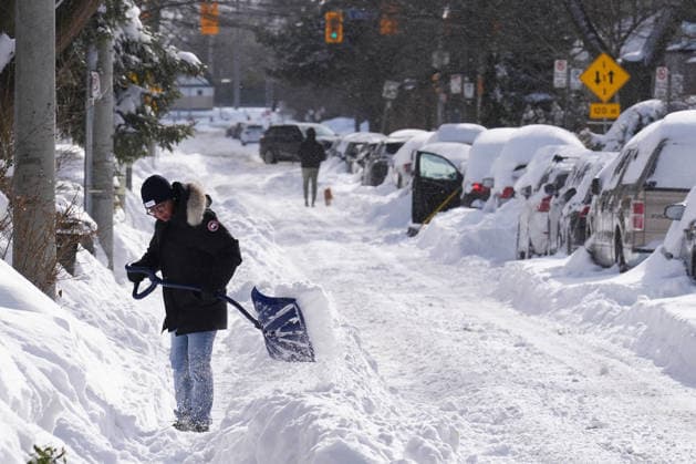 Aftermath of the Snowstorm in Toronto TORONTO, CANADA - JANUARY 26 : Residents shovel snow after a heavy snowfall in Toronto, Ontario, Canada on January 26, 2026. Mert Alper Dervis Anadolu Ontario Canada. Editorial use only. Please get in touch for any other usage.  Copyright: x2026xAnadoluxMertxAlperxDervisx