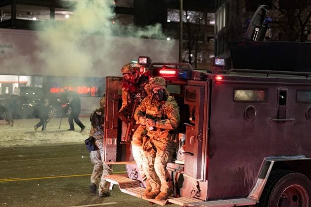 January 25, 2026, Minneapolis, Minnesota, USA: A US Border Patrol agent pulls the pin of a crowd control grenade before throwing it at assembled press and protesters outside a Minneapolis hotel where a demonstration was staged in the wake of the killing of a second local resident by US Border Patrol this month. Minneapolis USA - ZUMAh196 20260126_znp_h196_001 Copyright: xTomxHudsonx