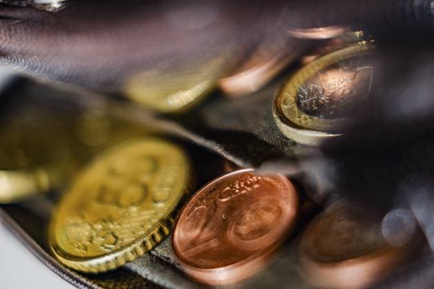 Verschiedene Euro-Münzen, Eurocent, in Nahaufnahme in einer Geldbörse, Finanzen, Köln, Nordrhein-Westfalen, Deutschland Various euro coins, euro cent, close-up in a wallet, finances, Cologne, North Rhine-Westphalia, Germany Copyright: imageBROKER JanxTepass ibxjte16282340.jpg