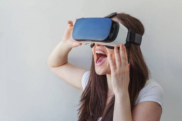 Lächelnde junge Frau mit Virtual-Reality-VR-Brille und Headset vor weißem Hintergrund Smile young woman wearing using virtual reality VR glasses helmet headset on white background. Smartphone using with virtual reality goggles. Technology, simulation, hi-tech, videogame concept (License=RF) ,model released, Symbolfoto Copyright: xZoonar.com IuliiaxZavalishinax 24512245 ,model released, Symbolfoto ,property released