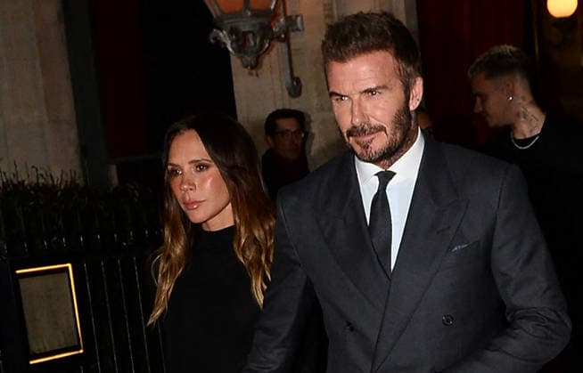 David et Victoria Beckham La famille Beckham quittent leur hôtel La Réserve pour aller dîner dans Paris lors de la Fashion Week PFW le 26 janvier 2026 Victoria Beckham vient tout juste élevée au rang de Chevalier des Arts et des Lettres The Beckham family leave their hotel La Réserve to go to dinner in Paris during Fashion Week PFW on January 26, 2026 Victoria Beckham has just been elevated to the rank of Knight of the Order of Arts and Letters Paris France  Copyright: xAgencex xBestimagexAgencex xBestimagex