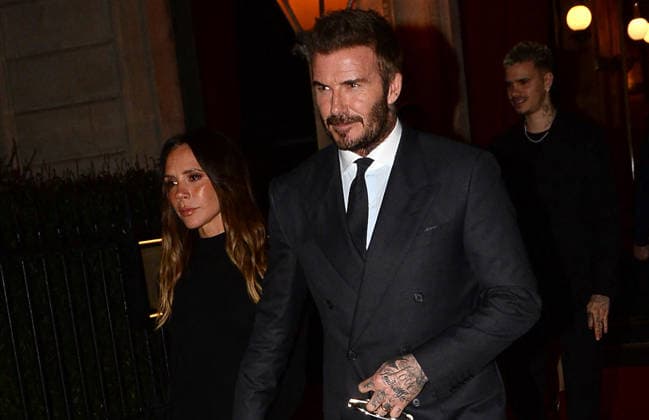 David et Victoria Beckham La famille Beckham quittent leur hôtel La Réserve pour aller dîner dans Paris lors de la Fashion Week PFW le 26 janvier 2026 Victoria Beckham vient tout juste élevée au rang de Chevalier des Arts et des Lettres The Beckham family leave their hotel La Réserve to go to dinner in Paris during Fashion Week PFW on January 26, 2026 Victoria Beckham has just been elevated to the rank of Knight of the Order of Arts and Letters Paris France  Copyright: xAgencex xBestimagexAgencex xBestimagex