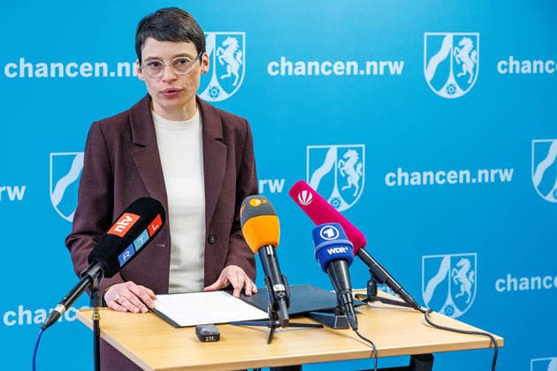 27.01.2026. Düsseldorf. Josefine Paul gibt ihren Rücktritt vom Amt der Ministerin für Kinder, Jugend, Familie, Gleichstellung, Flucht und Integration des Landes Nordrhein-Westfalen im Kabinett Wüst II bekannt. Düsseldorf RWI4-Gebäude, Völklinger Straße 4 Nordrhein-Westfalen Deutschland *** 27 01 2026 Düsseldorf Josefine Paul announces her resignation from the office of Minister for Children, Youth, Family, Equality, Refugees and Integration of the State of North Rhine-Westphalia in the Wüst II Cabinet Düsseldorf RWI4 Building, Völklinger Straße 4 North Rhine-Westphalia Germany
