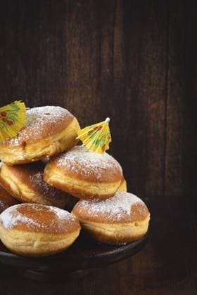 Ein Stapel Berliner mit Puderzucker auf einem dunklen Holzhintergrund, Fasching A pile of Berliners with powdered sugar on a dark wooden background, Mardi Gras Copyright: imageBROKER LucasxSeebacher ibxlse16280476.jpg