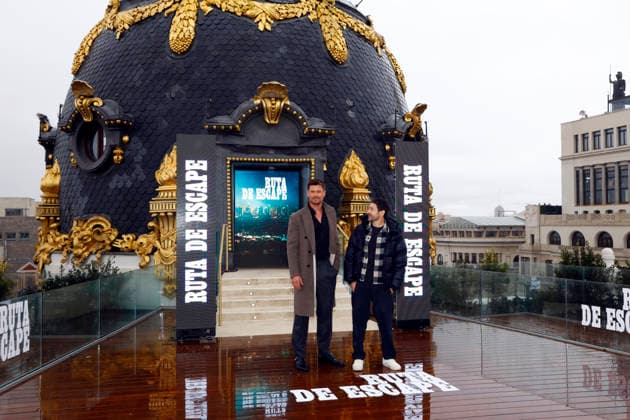 Chris Hemsworth presents the film Escape Route in Madrid Actor Chris Hemsworth and director Bart Layton during the presentation of the film Escape Route at Club Metropolis, January 27, 2026, in Madrid Spain FAMOSOSOS CINE FILM HOLLYWOOD MOVIE Madrid Madrid Madrid Spain  Copyright: xJosexVelascox 7246971