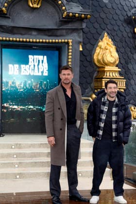 Chris Hemsworth presents the film Escape Route in Madrid Actor Chris Hemsworth and director Bart Layton during the presentation of the film Escape Route at Club Metropolis, January 27, 2026, in Madrid Spain FAMOSOSOS CINE FILM HOLLYWOOD MOVIE Madrid Madrid Madrid Spain  Copyright: xJosexVelascox 7246978