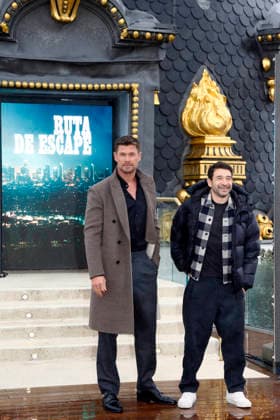 Chris Hemsworth presents the film Escape Route in Madrid Actor Chris Hemsworth and director Bart Layton during the presentation of the film Escape Route at Club Metropolis, January 27, 2026, in Madrid Spain FAMOSOSOS CINE FILM HOLLYWOOD MOVIE Madrid Madrid Madrid Spain  Copyright: xJosexVelascox 7246979