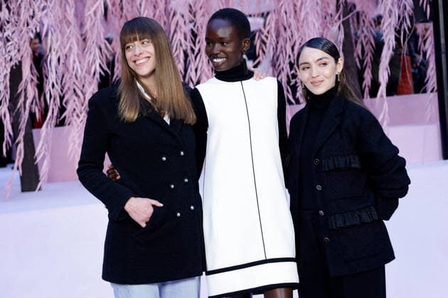 Alice Winocour, Anyier Anei et Garance Mariller au photocall du deuxième défilé Chanel Collection Haute Couture Printemps Eté 2026 , lors de la Fashion Week de Paris, le 27 janvier 2026 Olivier Borde Bestimage Celebrities at the photocall of the Chanel Haute Couture Spring Summer 2026 Collection fashion show, during Paris Fashion Week on january 27th 2026 Paris France  Copyright: xOLIVIERxBORDEx xBESTIMAGExOLIVIERxBORDEx xBESTIMAGEx