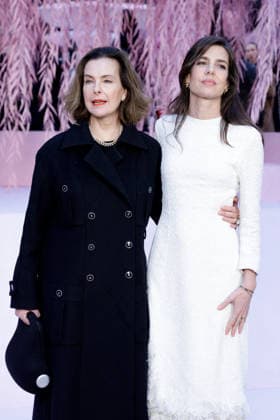 Carole Bouquet et Charlotte Casiraghi au photocall du deuxième défilé Chanel Collection Haute Couture Printemps Eté 2026 , lors de la Fashion Week de Paris, le 27 janvier 2026 Olivier Borde Bestimage Celebrities at the photocall of the Chanel Haute Couture Spring Summer 2026 Collection fashion show, during Paris Fashion Week on january 27th 2026 Paris France  Copyright: xOLIVIERxBORDEx xBESTIMAGExOLIVIERxBORDEx xBESTIMAGEx