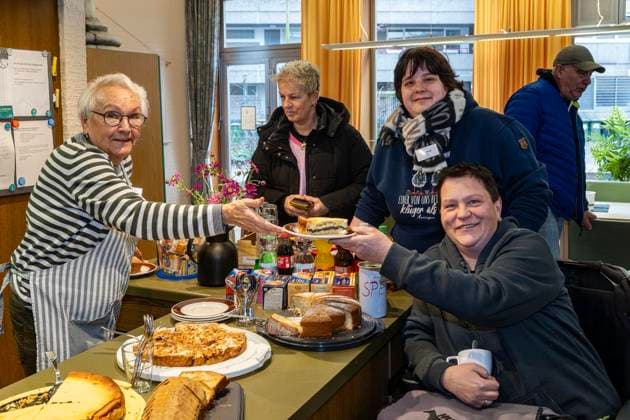 Plauschkaffee has set up a wide range of offers FOR EDITORIAL PURPOSES ONLY EDITORIAL USE ONLY p A group of senior citizens sit in the senior citizens café on Neumarkt in Emmerich on 27 1 2026 and Ingrid Krothaus hands Conny Grieger a piece of cake with Simone Verweyen The facility offers a wide range of Photo Arnulf Stoffel Copyright: ArnulfxStoffel doc84beak9u8ucam6pifml ,EDITORIAL USE ONLY Copyright: ArnulfxStoffel