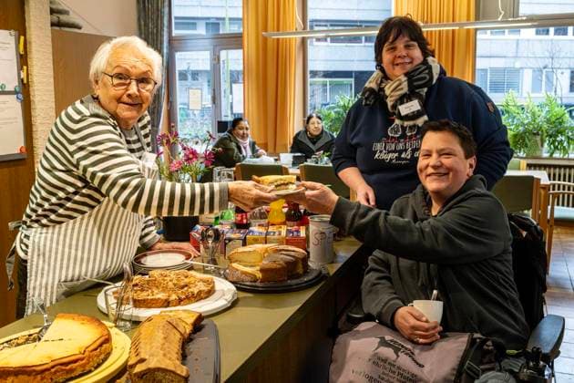 Plauschkaffee has set up a wide range of offers FOR EDITORIAL PURPOSES ONLY EDITORIAL USE ONLY p A group of senior citizens sit in the senior citizens café on Neumarkt in Emmerich on 27 1 2026 and Ingrid Krothaus hands Conny Grieger a piece of cake with Simone Verweyen The facility offers a wide range of Photo Arnulf Stoffel Copyright: ArnulfxStoffel doc84beak2sfaxma5dgelr ,EDITORIAL USE ONLY Copyright: ArnulfxStoffel
