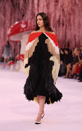 DeÌfileÌ Chanel Haute Couture printemps-eÌteÌ 2026 Model on the runway DeÌfileÌ Chanel Haute Couture printemps-eÌteÌ 2026 au Grand Palais Ã Paris le 27 janvier 2026. Chanel Haute Couture Spring Summer 2026 fashion show at the Grand Palais in Paris on January 27, 2026.  Copyright: xFabricexChasseryx