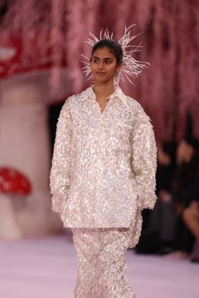 DeÌfileÌ Chanel Haute Couture printemps-eÌteÌ 2026 Model on the runway DeÌfileÌ Chanel Haute Couture printemps-eÌteÌ 2026 au Grand Palais Ã Paris le 27 janvier 2026. Chanel Haute Couture Spring Summer 2026 fashion show at the Grand Palais in Paris on January 27, 2026.  Copyright: xFabricexChasseryx