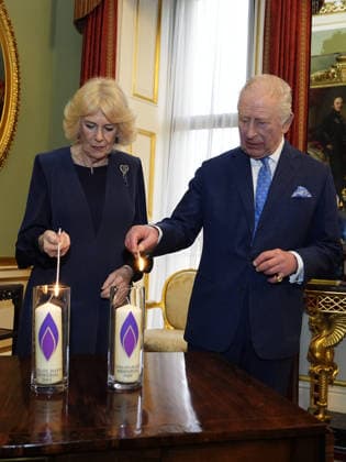 . 27 01 2026. London, United Kingdom. King Charles III and Queen Camilla light candles during a reception to mark Holocaust Memorial Day. at Buckingham Palace in London.  xPoolx xi-Imagesx IIM-26530-0001