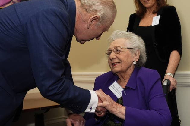 . 27 01 2026. London, United Kingdom. King Charles III speaks with Holocaust survivor Helen Aronson during a reception to mark Holocaust Memorial Day. at Buckingham Palace in London.  xPoolx xi-Imagesx IIM-26530-0003