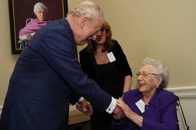 . 27 01 2026. London, United Kingdom. King Charles III speaks with Holocaust survivor Helen Aronson during a reception to mark Holocaust Memorial Day. at Buckingham Palace in London.  xPoolx xi-Imagesx IIM-26530-0004