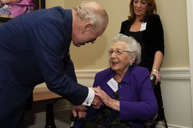 . 27 01 2026. London, United Kingdom. King Charles III speaks with Holocaust survivor Helen Aronson during a reception to mark Holocaust Memorial Day. at Buckingham Palace in London.  xPoolx xi-Imagesx IIM-26530-0005