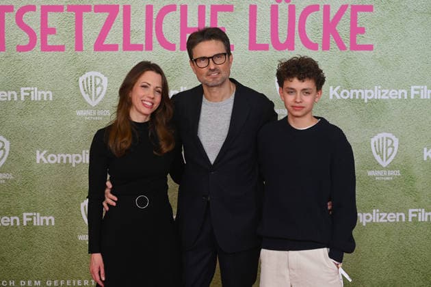 Simon VERHOEVEN with wife Nina and son David world premiere ACH DIESE LUECKE DIESE ENTSETZLICHE LUECKE on 27 01 20226 at the Mathaeser Kino in Munich