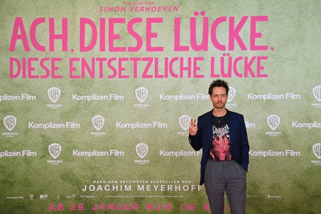 Tom SCHILLING actor , single picture,cropped single motif,half figure,half figure world premiere ACH DIESE LUECKE DIESE ENTSETZLICHE LUECKE on 27 01 20226 at the Mathaeser Kino in Munich