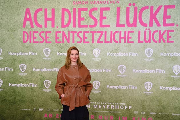 Karoline HERFURTH actress , single picture,cropped single motif,half figure,half figure world premiere ACH DIESE LUECKE DIESE ENTSETZLICHE LUECKE on 27 01 20226 at the Mathaeser Kino in Munich