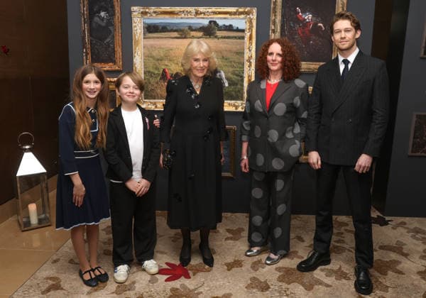 Queen Camilla Attends Hamnet Special Screening LONDON, ENGLAND - JANUARY 27: (L-R) Olivia Lynes, Jacobi Jupe, Queen Camilla, Maggie O Farrell and Joe Alwyn attend a special screening of Hamnet hosted by the Queen s Reading Room at The May Fair Hotel on January 27, 2026 in London, England., Credit:Chris Jackson Avalon United Kingdom, England, London, The May Fair Hotel Copyright: xChrisxJacksonx xAvalonx 1069861645