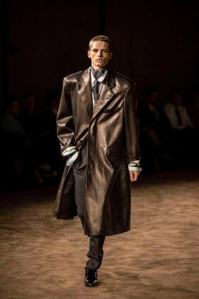 PFW Saint Laurent runway EB A model presents a creation by designer Anthony Vaccarello as part of his Menswear Fall Winter 2026-2027 collection show for fashion house Saint Laurent during Men s Fashion Week in Paris, France, January 27, 2026. Photo by Eliot Blondet ABACAPRESS.COM Paris France France  Copyright: xBlondetxEliot ABACAx