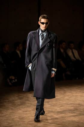 PFW Saint Laurent runway EB A model presents a creation by designer Anthony Vaccarello as part of his Menswear Fall Winter 2026-2027 collection show for fashion house Saint Laurent during Men s Fashion Week in Paris, France, January 27, 2026. Photo by Eliot Blondet ABACAPRESS.COM Paris France France  Copyright: xBlondetxEliot ABACAx