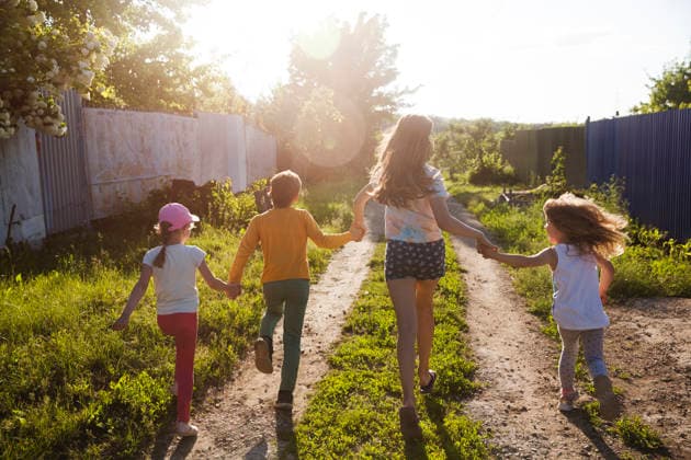Eine Gruppe von Kindern spielt und verbringt Zeit miteinander in der Natur. Drei Kinder von Freunden laufen durch einen schönen Sommerabend. Internationaler Kindertag a group of kids play and spend time together in nature. three children of friends run through a dear summer evening. International Children s Day (License=RF) ,model released, Symbolfoto Copyright: xZoonar.com UliaxZotaninax 24519199 ,model released, Symbolfoto ,property released