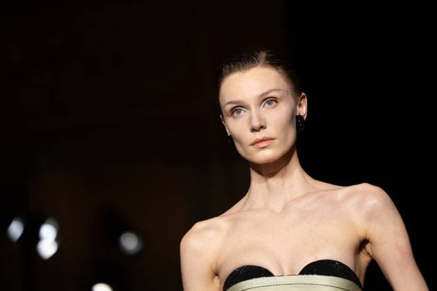 PFW Giorgio Armani Runway - Paris AJ A model presents a creation for Giorgio Armani Prive for Women s Haute Couture Spring Summer 2026 collection fashion show as part of the Paris Haute Couture Fashion Week, in Paris, on January 27, 2026. Photo by Alexis Jumeau ABACAPRESS.COM Paris France  Copyright: xJumeauxAlexis ABACAx