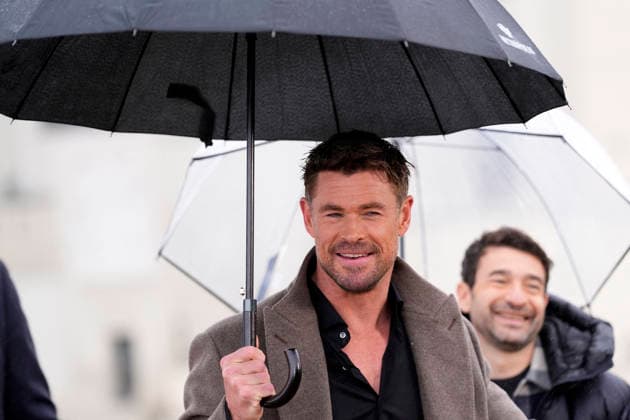 Chris Hemsworth Presents Escape Route Film in Madrid Actor Chris Hemsworth and director Bart Layton attend the Ruta De Escape (Crime 101) photocall. January 27, 2026. Photo by Acero AlterPhotos ABACAPRESS.COM Madrid Spain  Copyright: xAcero AlterPhotos ABACAx