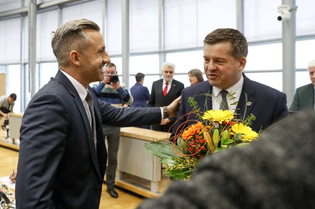 28.01.2026, xtgx, Politik - Landtag Sachsen-Anhalt Landtagssitzung - Wahl des Ministerpräsidenten v.l. Ulrich Siegmund (Alternative für Deutschland, AfD) gratuliert Sven Schulze (CDU) zur Wahl des neuen Ministerpräsident für Sachsen Anhalt Magdeburg *** 28 01 2026, xtgx, Politik Landtag Sachsen Anhalt Landtagssitzung Wahl des Ministerpräsidenten v l Ulrich Siegmund Alternative for Germany, AfD congratulates Sven Schulze CDU on the election of the new Minister President for Saxony Anhalt Magdeburg