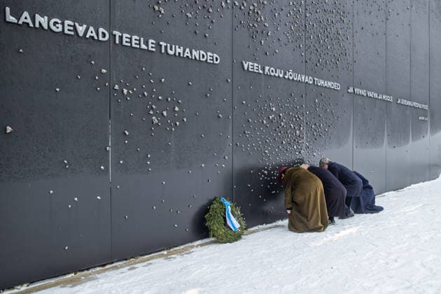 27.01.2026, Tallinn. King Frederik X of Denmark and Queen Mary will be in Estonia on a state visit at the invitation of President Alar Karis. President Karis and Sirje Karis, together with King Frederik X and Queen Mary visited the Memorial to the Victims of Communism in Maarjamäe where they lit candles in remembrance of the victims of totalitarian crimes. Photo: Rasmus Rebase Postimees Tallinn Harjumaa Estonia 1RR27JAN26C11  Copyright: xRasmusxRebasex Sirje Karis, Alar Karis, King Frederik X, Queen Mary placing candles