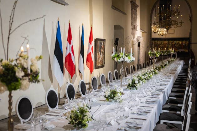 27.01.2026, Tallinn. King Frederik X of Denmark and Queen Mary will be in Estonia on a state visit at the invitation of President Alar Karis. President Alar Karis hosted a state dinner in honor of the Danish royal couple at the Niguliste Museum. The dinner was preceded by a formal concert. Photo: Madis Veltman Postimees Tallinn Harjumaa Estonia 1MV27JAN26C01  Copyright: xMadisxVeltmanx Long banquet table flanked by alternating Estonian and Danish flags