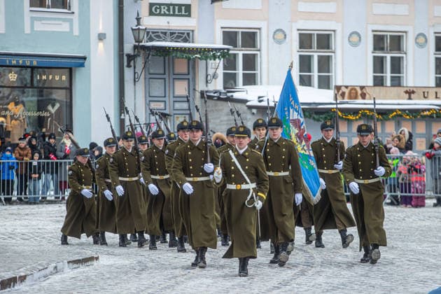 27.01.2026, Tallinn. King Frederik X of Denmark and Queen Mary will be in Estonia on a state visit at the invitation of President Alar Karis. The official welcome for the royal couple took place on Tallinn s Town Hall Square, and was open to the public. After that, the king and queen walked to the Freedom Monument. Photo: Rasmus Rebase Postimees Tallinn Harjumaa Estonia 1RR27JAN26A05  Copyright: xRasmusxRebasex Uniformed soldiers march in formation during a ceremonial military parade