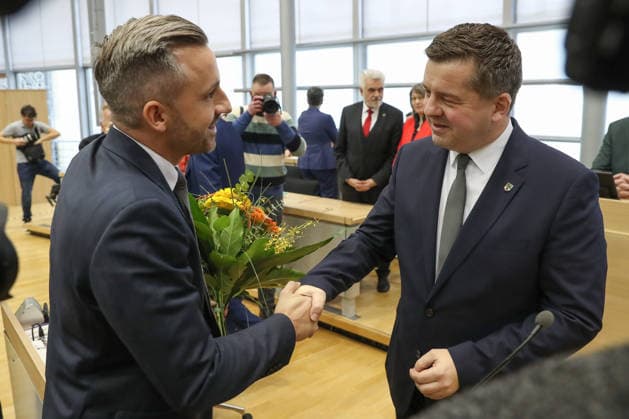 28.01.2026, xtgx, Landtagssitzung Sachsen-Anhalt, Wahl des Ministerpräsidenten. Ulrich Siegmund (Alternative für Deutschland, AfD) gratuliert Sven Schulze (CDU) nach der Wahl. Magdeburg *** 28 01 2026, xtgx, Saxony-Anhalt state parliament session, election of Minister President Ulrich Siegmund Alternative for Germany, AfD congratulates Sven Schulze CDU after the Magdeburg election