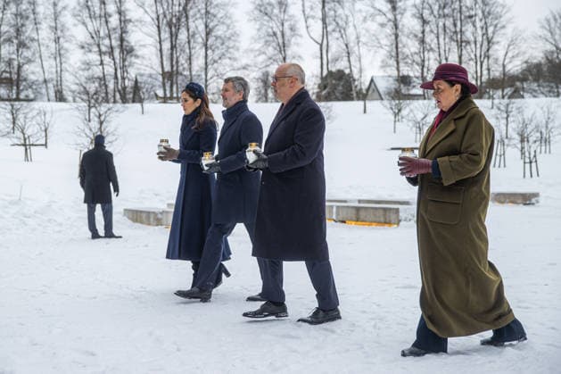 27.01.2026, Tallinn. King Frederik X of Denmark and Queen Mary will be in Estonia on a state visit at the invitation of President Alar Karis. President Karis and Sirje Karis, together with King Frederik X and Queen Mary visited the Memorial to the Victims of Communism in Maarjamäe where they lit candles in remembrance of the victims of totalitarian crimes. Photo: Rasmus Rebase Postimees Tallinn Harjumaa Estonia 1RR27JAN26C10  Copyright: xRasmusxRebasex Sirje Karis, Alar Karis, King Frederik X, Queen Mary with candles