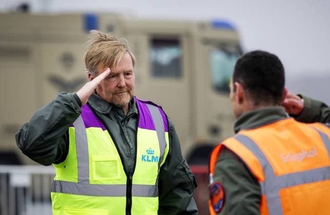SCHIPHOL - King Willem-Alexander attends a Royal Netherlands Air Force exercise at Schiphol Airport. The air force is practicing how to safely conduct military flights from civilian airports. ROBIN VAN LONKHUIJSEN ANP netherlands out - belgium out  Copyright: xx x548867036x originalFilename: 548867036.jpg