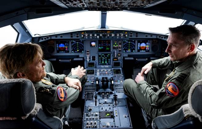 SCHIPHOL - King Willem-Alexander examines a tanker aircraft during his working visit to a Royal Netherlands Air Force exercise at Schiphol Airport. The air force is practicing how to safely conduct military flights from civilian airports. ROBIN VAN LONKHUIJSEN POOL ANP netherlands out - belgium out  Copyright: xx x548871017x originalFilename: 548871017.jpg